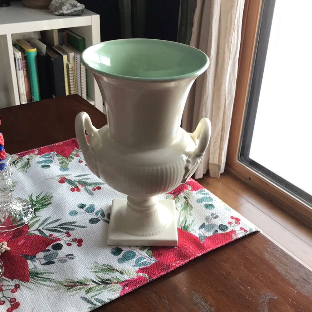 Vintage Red Wing vase/Urn!💚🤍